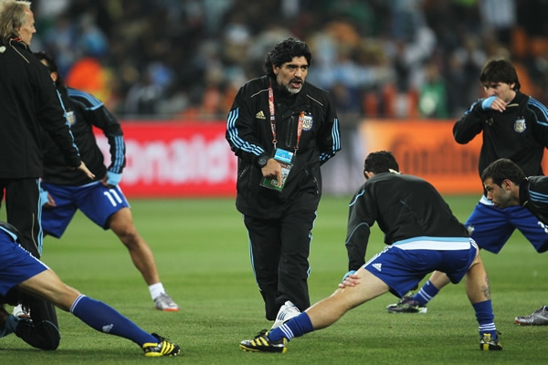 Maradona da instrucciones en el calentamiento.