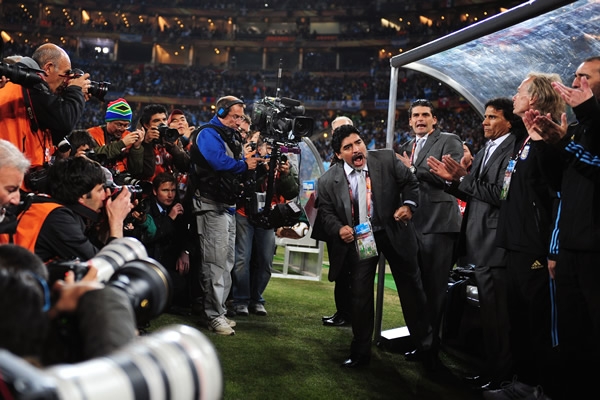 Maradona dando ánimos a su equipo.