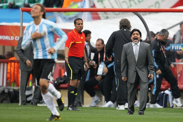 Maradona gritó y festejó de gran manera el 1-0