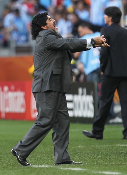 Maradona reclama una decisión arbitral
