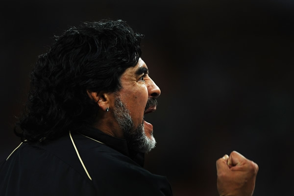 Maradona vive con mucha pasión.