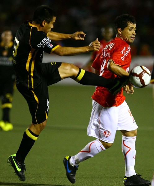 Marcelo Alatorre buscando detener el avance peruano