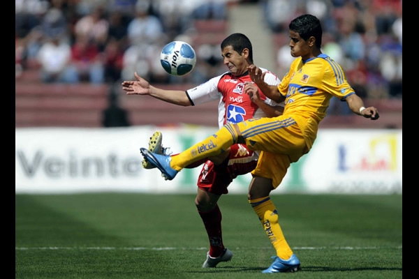 Marco Vidal y Everton Cardoso, luchando por el balón