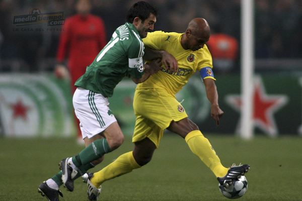 Marcos Senna gana sobre Giorgos Karagounis.