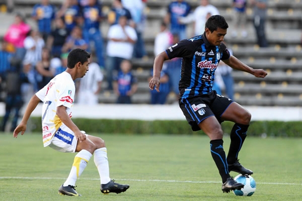 Margarito González controla el esférico