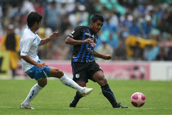 Margarito González pasa el esférico
