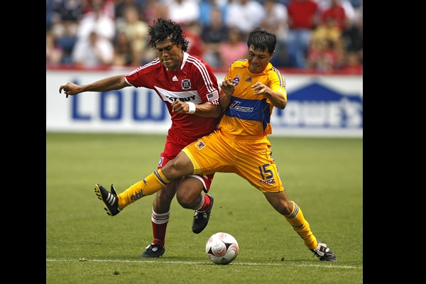 Mario Ruiz defiende el esférico.