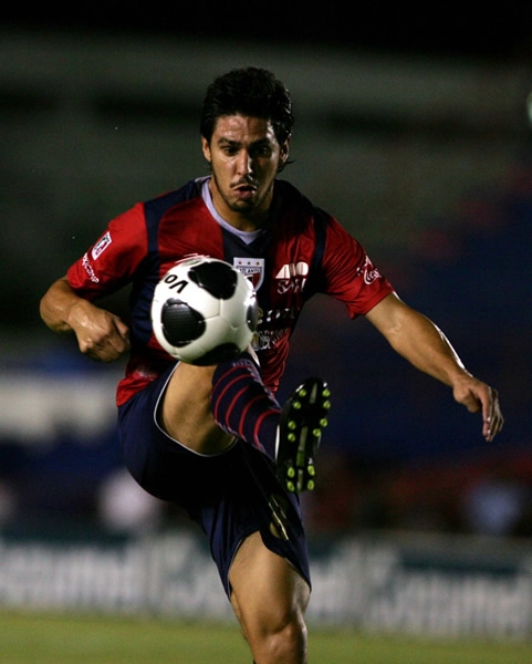 Márquez controlando el esférico