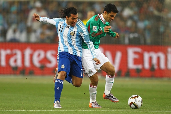 Márquez proteje el balón de Tevez.
