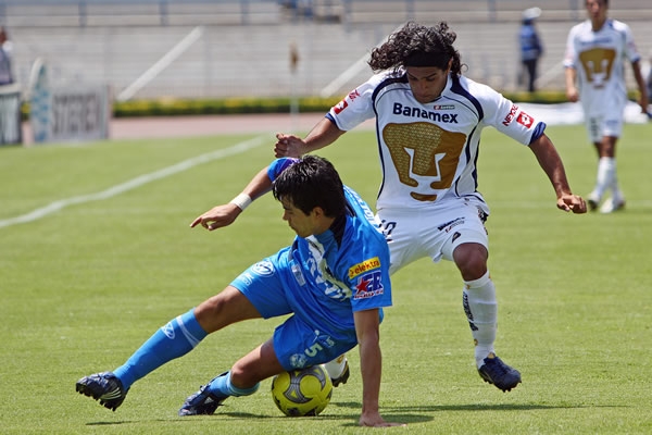 Martín Bravo le hace túnel a Álvaro Ortiz.