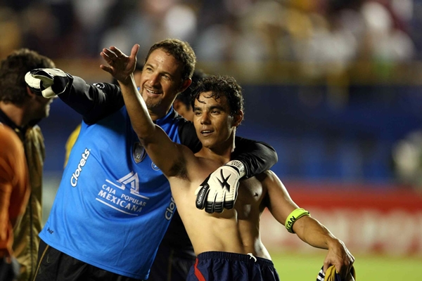 Martínez consoló a su amigo Bravo.