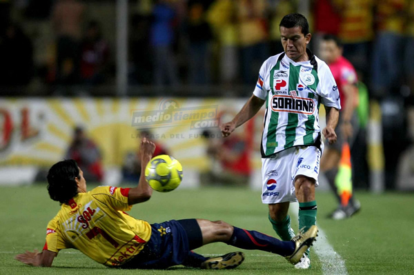 Marvon Cabrera se barre con todo ante Juan Pablo Rodríguez.