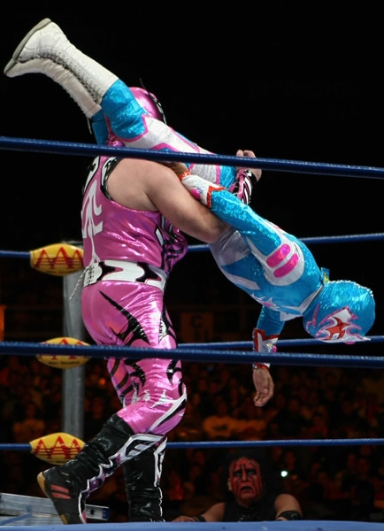 Mascarita Divina le aplica unas tijeras a Mini Abismo