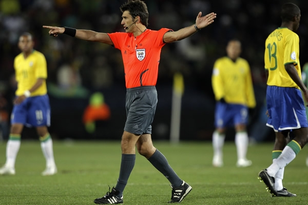 Massimo Busacca fue el árbitro central.