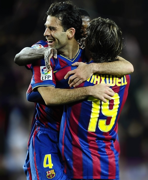 Maxwell y Márquez enfundados en un abrazo por la gran anotación del mexicano.