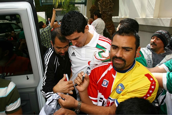 'Maza' Rodríguez firmando autógrafos.