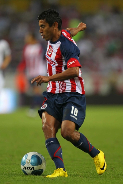Medina maneja la pelota de buena forma.