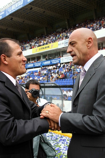 Medrano y Chelís estrecharon las manos previo al encuentro