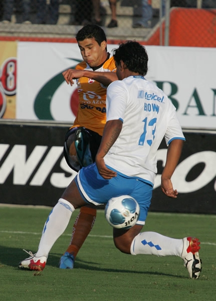 Melvin Brown detiene un disparo chiapaneco