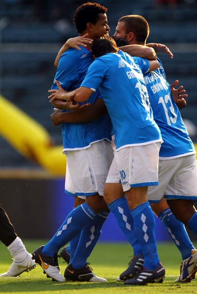 Melvin es felicitado por sus compañeros.