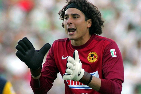 Memo Ochoa aplaudía la labor de sus compañeros.