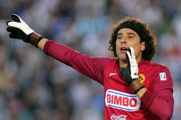 Memo Ochoa dando indicaciones