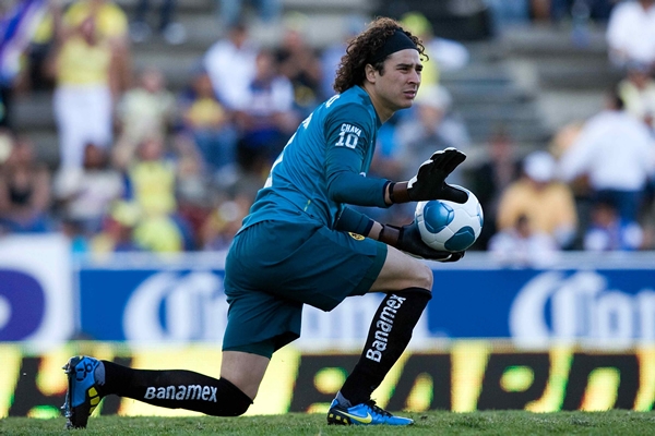 Memo Ochoa se mostraba nervioso en su arco.