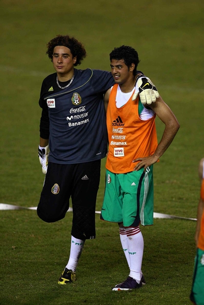 Memo Ochoa trabaja al cien.