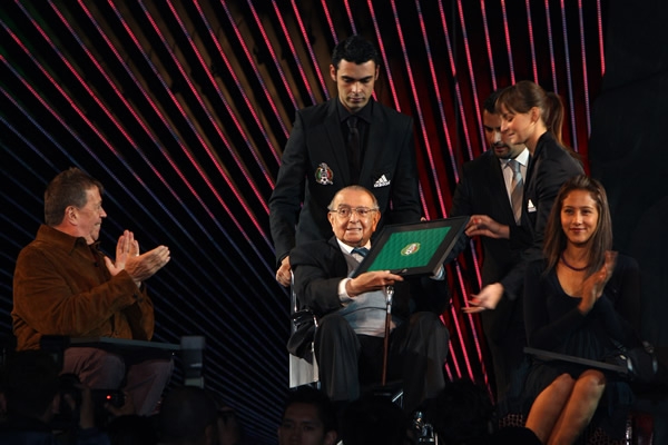 Merecido homenaje en la presentación de la playera