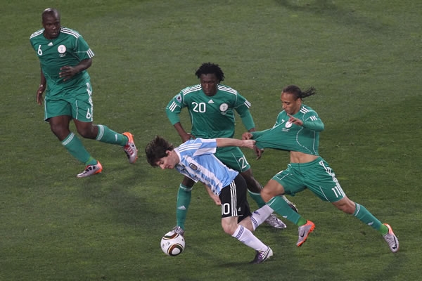 Messi cae pero no ameritó penal