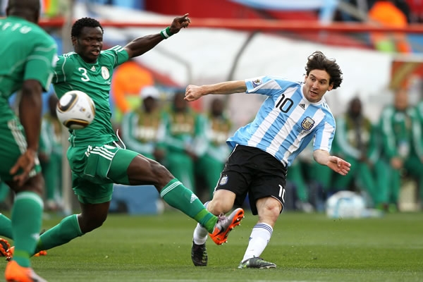 Messi dispara muy colocado pero el portero nigeriano salva