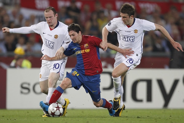 Messi es perseguido por dos Diablos blancos.