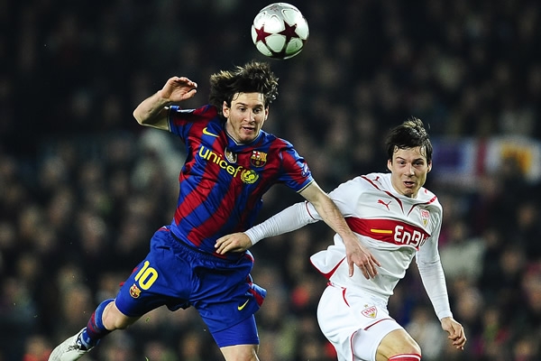 Messi, intentando rematar de cabeza