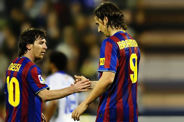 Messi y Zlatan se saludan después de los goles.