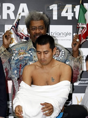 El mexicano Marco Antonio Barrera se quita la playera previo al pesaje.