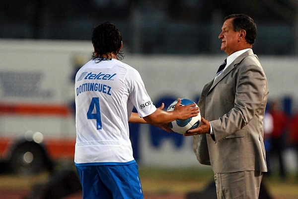 Meza da indicaciones a Domínguez