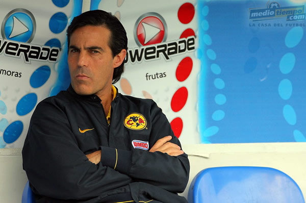 Michel Bauer, Presidente de las Águilas del América, pensativo en la banca.