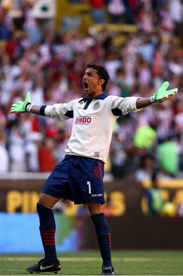 Michel festejando el gol de Chivas