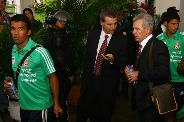 Mientras tanto en el vestidor... el Tri se preparaba.