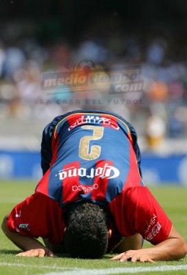 Miguel Ángel Martínez es golpeado.