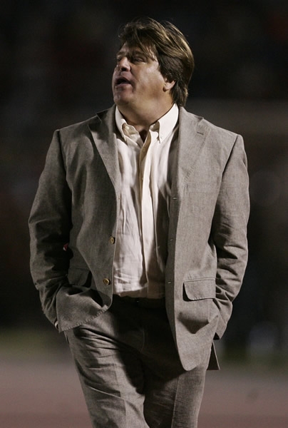 Miguel Herrera observando el accionar de su equipo