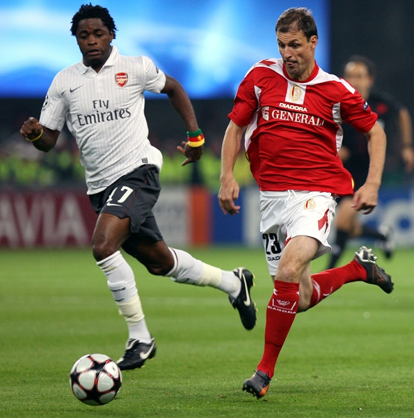 Milan Jovanovic del Standard se llevó la pelota.