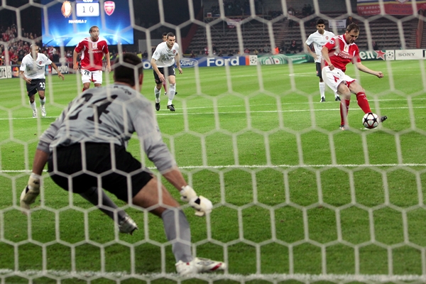 Milan Jovanovic en la ejecución del penal ante el Arsenal.