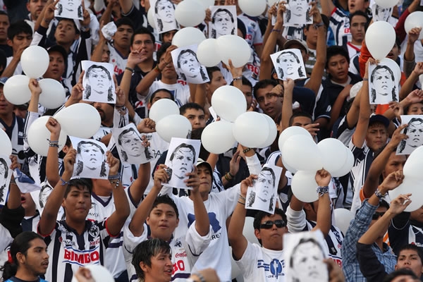 Miles de globos blancos para el homenaje a De Nigris