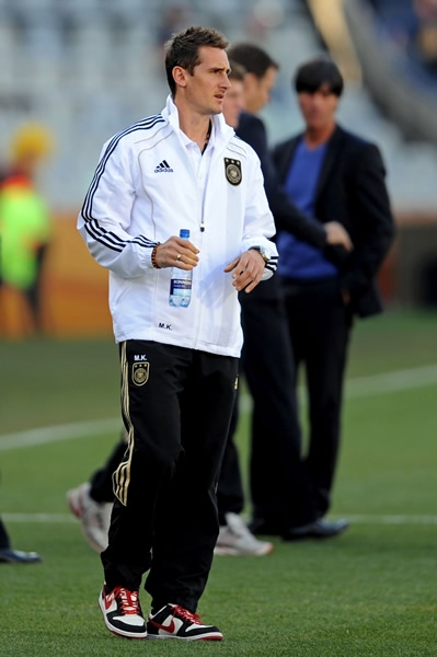 Miroslav Klose se alista para el encuentro