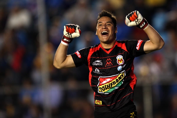 Moises Muñoz celebra el gol de Monarcas