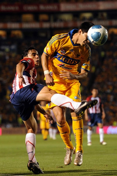 Molina acercó con un remate de cabeza a Tigres