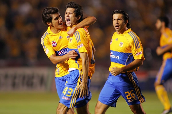 Molina celebra gol