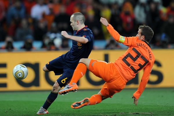 Momento previo al disparo de Iniesta.