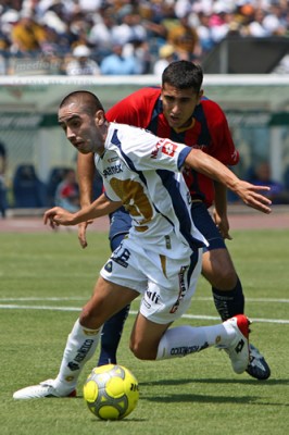 Morales se metió al área azulgrana.